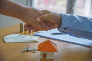 Vontade de rescindir contrato de compra de imóvel obriga suspensão imediata de cobranças